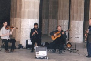 Spanish Folk Music Band: DAS CHARLYNES in the Hall of 100 pillars