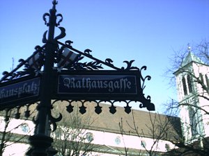 to the Rathausplatz (Place of City Hall)